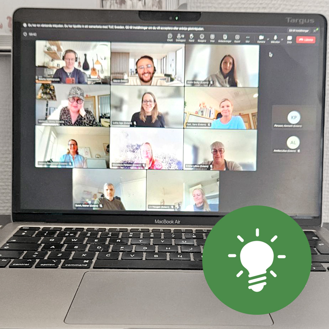 Datorskärm som visar ett Teams-möte med flera deltagare. På skärmen syns också en cirkel med en illustrerad glödlampa, som symboliserar idéer och insikter.